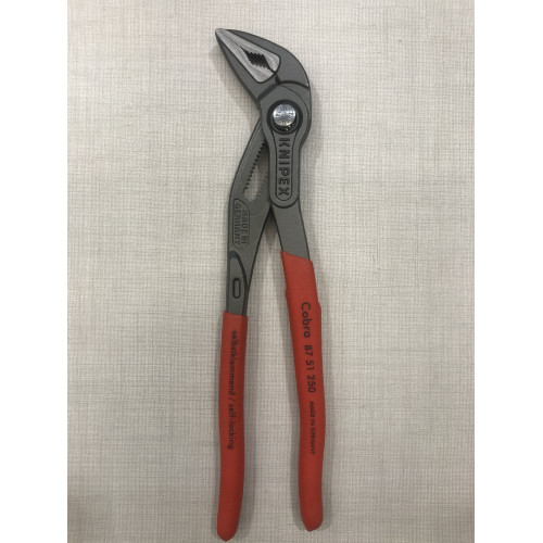 Фото Клещи переставные с фиксатором 32мм (1 1/4") под ключ 34мм 1-к ручки KNIPEX COBRA
